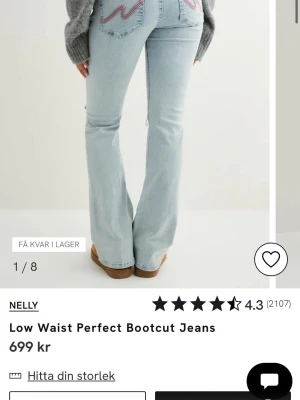 Bootcut ljusblå jeans från Nelly - Säljer ett par ljusblå bootcut jeans från Nelly med låg midja. Jeansen har snygga broderade detaljer på bakfickorna och klassisk femficksdesign. Perfekta för dig som gillar en retroinspirerad look och vill ha ett par jeans med skön passform.
