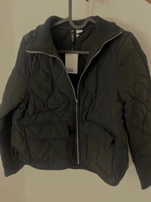 Quiltad svart jacka från H&M - Superfin jacka från H&M. Aldrig använd och har prislappen kvar💕 Storlek xxs