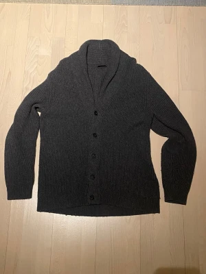 Massimo Dutti Cardigan  - Tjena! Säljer nu denna brutalt stilrena cardigan från Massimo Dutti. Storlek L och i extremt bra skick! Pris är ej hugget i sten så hör av dig vid minsta fundering:)