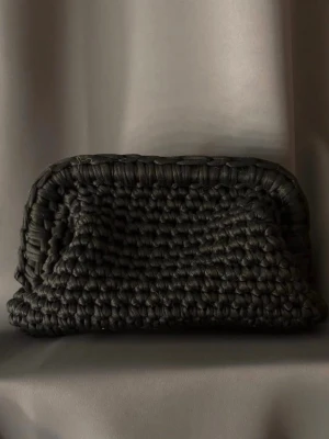 Svart virkad clutchbag  - Handgjord virkad svart clutchbag 