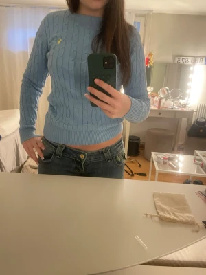 Ralph Lauren tröja - Super fin ljus blå Ralph lauren tröja med en gul logga.