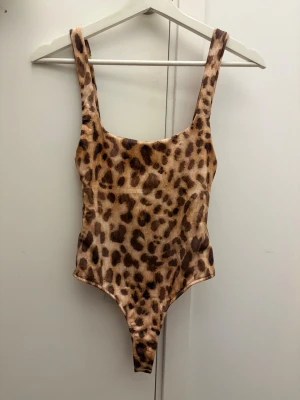 Leopard body - Säljer denna helt nya leopardprintade bodyn från Zara som har öppen rygg 💝passar xs/s!