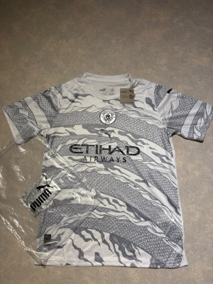 Vit manchester city tröja  - En sjuk city tröja som är vit med riktig snygga detaljer och har en riktigt skön look som aldrig går fel, hör av er vid fler frågor🤝 