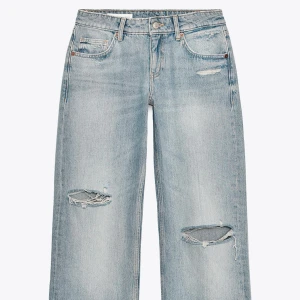 Ljusblå ripped straight jeans - Säljer dessa supersnygga slutsålda jeans från Zara då de tyvärr inte passade mig❤️ lappen sitter kvar och de är helt oanvända❤️ kan tänka mig att gå ner i pris vid snabbt köp❤️