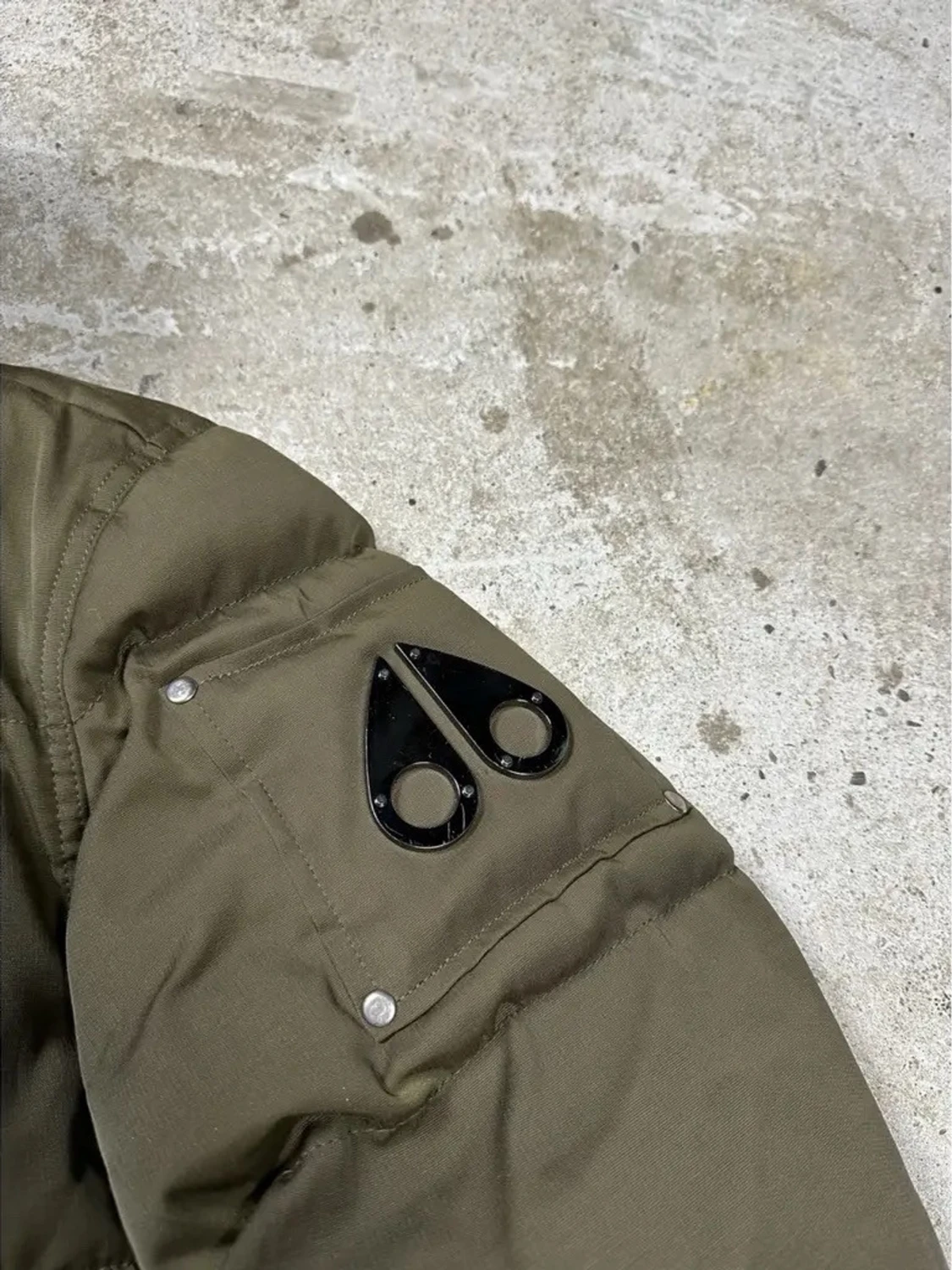 Olivgrön dunjacka med svart fuskpäls - 3