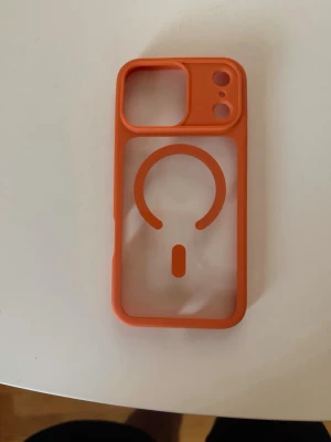 Orange MagSafe skal till iPhone 17 pro max - Snyggt orange mobilskal med MagSafe-kompatibilitet till iPhone. Skalet är tillverkat i tålig plast och har en öppen baksida med tydlig MagSafe-ring. Perfekt passform för iPhone med utskärningar för kamera och knappar.