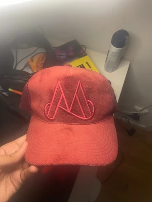Maggiore Keps - En röd keps från Maggiore, pris kan diskuteras. Har köpt för att jag då snaggat mig men har växt tillbaka håret och behöver ej den nån mer. Den är inte så använd då jag hade många kepsar under tiden jag snagga mig.
