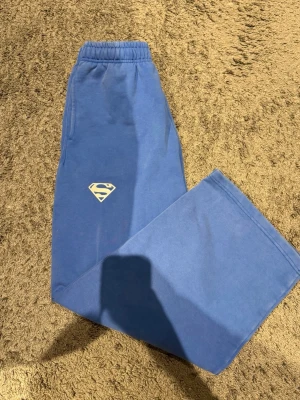 Youngla superman byxa - Youngla superman byxor storlek S. Slutsålda överallt. Helt nya