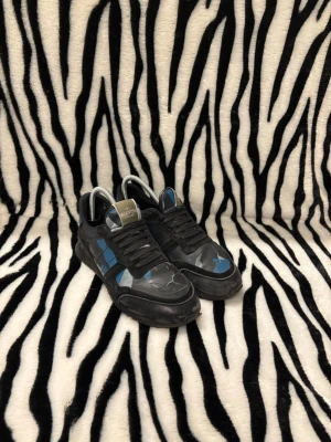 Valentino Garavani  - Valentino skor i storlek 41 | Medföljes gör box och dustbag ✅| Finns smått defekt i hälen på insidan där lite tyg gått av annars toppen, självklart tvätt av skon vid köp ❌| Frakt inom 1-3 dagar 📦| Hör av dig vid minsta fundering eller mer bilder 😌