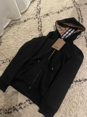 Burberry ziphoodie - Helt ny stl M men mindre i storleken passar bäst t small 