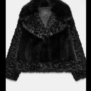 Svart pälsjacka från Zara - Super fin pälsjacka från Zara helt oanvänd 