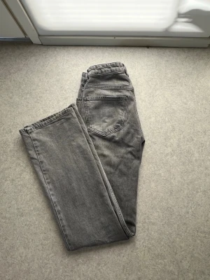 Straight high jeans - Snygga gråa högmidjade jeans med raka ben. Använda men i fint skick!
