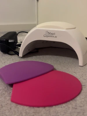 UV lampa från Nagelgiganten - UV lampa från Nagelgiganten använt bara några enstaka gånger.