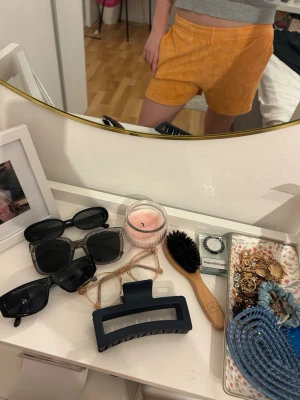 Orange frottéshorts med resårmidja - Mysiga orange shorts i mjuk frotté med elastisk midja. Perfekta för varma dagar eller att chilla hemma i. Enkel design utan synliga detaljer. Passformen är normal och materialet känns skönt mot huden.