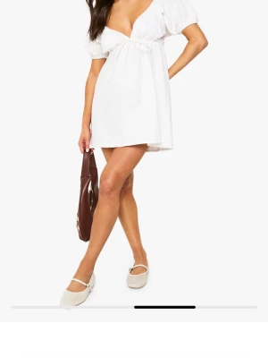 Studentklänning - Helt ny studentklänning från boohoo som är slutsåld💕 Bara testad en gång. Nypris 486kr. Justerbar knytning runt midjan och puffiga ärmar. Storlek 36, men skulle säga att den passar 38 bra också så den är puffig! Skickar såklart i orginalförpackning!