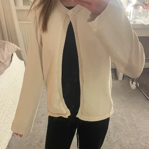 Vit kofta med knapp framtill - Kofta från Gina i xs. Säljer då den inye kommer till användning💗