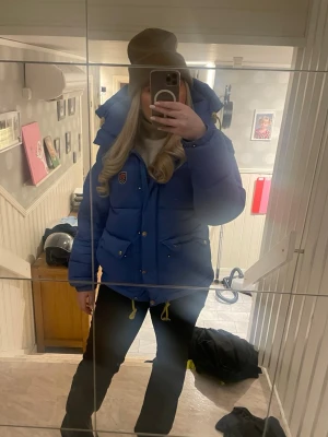 Blå dunjacka från Fjällräven - Blå dunjacka från Fjällräven. Bytes/säljes. Har en defekt (bild 4) har ej testat tvätta bort defekten man kan testa vid önskemål 🤗