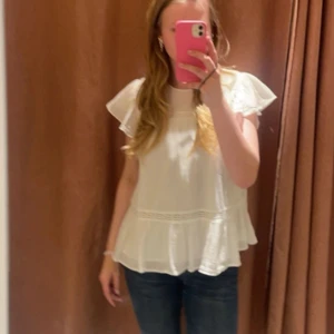 Vit blus  - Väldigt fin blus från Gina. Storlek 170 men passar mig som har S🩶