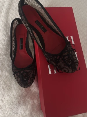Svarta spetsballerinor från Carolina Herrera - Mina favorit ballerinaskor från Carolina Herrera i svart spets med dekorativ rosett och broderad CH-logga framtill!!❤️❤️