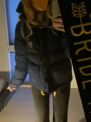 Fjällräven jacka - Säljer nu en down lite cropped expedition dam jacka i nyskick! Storlek M men sitter som S! Hör av er vid frågor eller intresse!🫶🤗