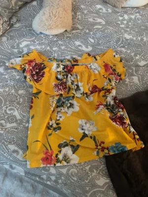 Gul blommig blus - så så sjukt gullig blus/linne, perfekt för varma dagar 💕 det är storlek L men skulle ändå säga att den passar M/S också!!