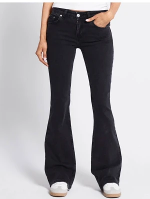 Svarta bootcut jeans  - Snygga svarta bootcut jeans från lager 157 i storlek XXS med kort längd. De är ganska lågmidjade. Men har sprättat upp dem längst ner så de ska bli längre (inget man tänker på se sista bild), hör av er vid frågor!