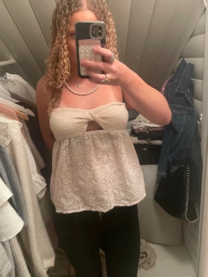 Beige tubtopp från SHEIN -  vit tubtopp från SHEIN i storlek S. 