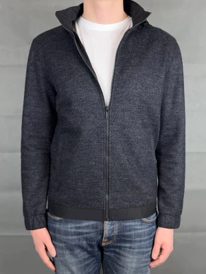 Massimo dutti ullcardigan  - Massimo dutti ullcardigan  | Storlek: L, men passar M | Mycket bra skick | Modellen är 183 och väger ca 70 kg | Hör gärna av dig vid frågor och funderingar! 🤗