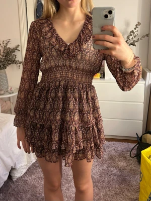 Miniklänning zara - Jättesöt mönstrad miniklänning från Zara i strl S💕