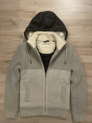 Fodrad stickad cardigan - Ortroligt snygg, varm och skön fodrad stickad cardigan. Passar perfekt till kallare väder. Priset kan såklart diskuteras!