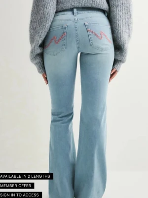 Lågmidjade jeans Nelly - Säljer dessa ljusblåa low waist bootcut jeans från Nelly med Rosa sömmar🩷🩷 Stretchiga och sköna men passade tyvärr inte som jag tänkt mig därav säljer jag dom🩷 Knappt använda, max 2 gånger. Lägg gärna prisförslag!!🩷