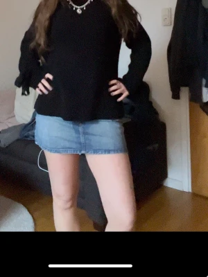 Blå jeanskjol i kort modell - Säljer en snygg blå kort jeanskjol🩷Perfekt till sommaren💕 passar mig som brukar ha storlek M i underdelar🥰 midjemått: 46 cm och den  totala längden på kjolen: 27cm 🥰🙏 skriv om du har några frågor!!🙏🩷🥰 (aldrig använd så inga defekter!!!!) 