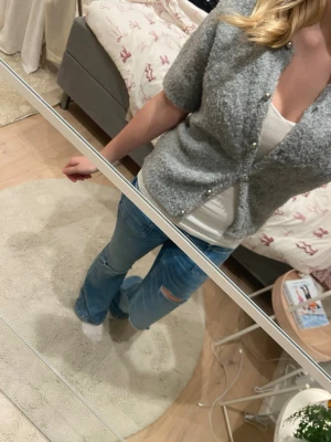 Grå stickad kofta från Gina tricot - En jätte fin grå cardigan från Gina tricot med silver knappar, så fin att styla med ett vit lime under💗 den är i storlek xs och den är knappast använd!!!!