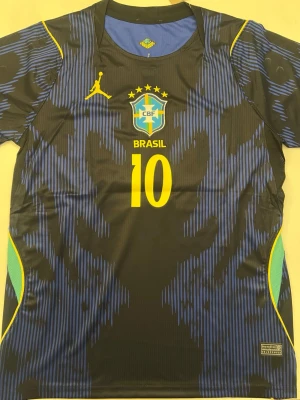 Neymar Jr Brasilien 25/26 tröja - Fotbollströjor i storlek M. Helt ny och oanvänd, med tag kvar. Detaljrik i inofficiell version. 