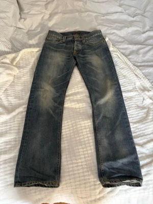Nudie Jeans  - Säljer ett par snygga och oanvända nudie jeans. Straight Alf. Jeansen är i storlek W 30 och L 32. Pris 949 kr. Vid frågor eller fundering bara att höra av dig🙌  Midja: 42 cm Ytterbenslängd: 102,5 cm Benöppning: 18,5 cm Lår: 28 cm