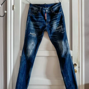 Dsquared2 jeans - Snygga blå jeans från Dsquared2 med feta slitningar.