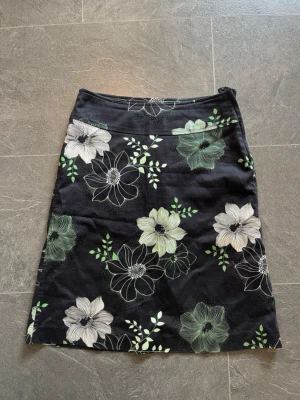 Svart blommig kjol med gröna detaljer - Vintage H&M kjol