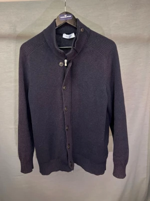 Gran sasso cardigan  - Säljer denna sjukt feta och sköna gran sasso cardigan ! Nypris 3-4000kr. (500+ nöjda kunder ✅) size 50 . Modellen är 180cm. Material: 100% virgin wool(nyull) hör av dig vid minsta fundering 🤝🤩