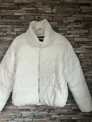 Vit quiltad pufferjacka - Lager 157 Vit Pufferjacka – Storlek L Varm vit pufferjacka med hög krage och dragkedja. I mycket gott skick. 