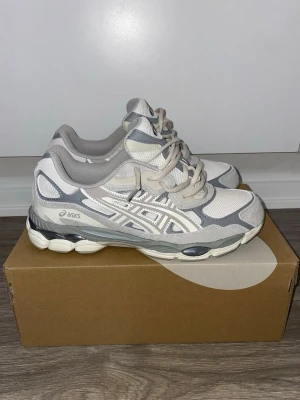 Asics gel - Asics Gel i toppkvalitet ✅ Orginal, med perfekt passform och streetstyle vibe. Skorna finns i lager och skickas direkt med snabb leverans.                                              Begränsat antal – först till kvarn. 💨  