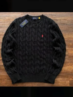 Svart kabelstickad tröja Polo Ralph Lauren -  Polo Ralph Lauren är storlek S men passar M slim fit