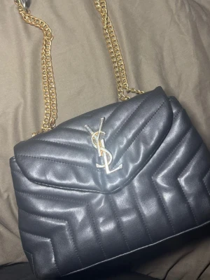 Väska  - Helt ny väska 