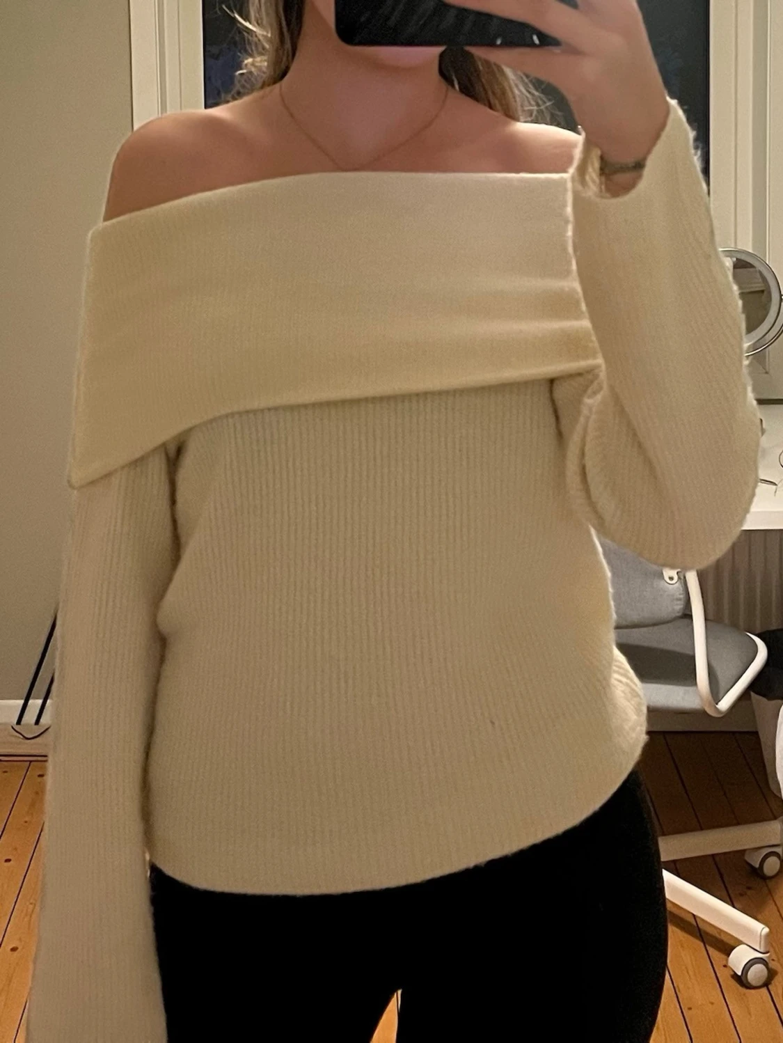 Off shoulder cremevit stickad tröja