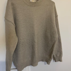 Beige stickad tröja från Gina Tricot - Super fin  beige stickad tröja från Gina Tricot med rund halsringning och ribbade muddar vid ärmslut och nederkant. Pris kan diskuteras 