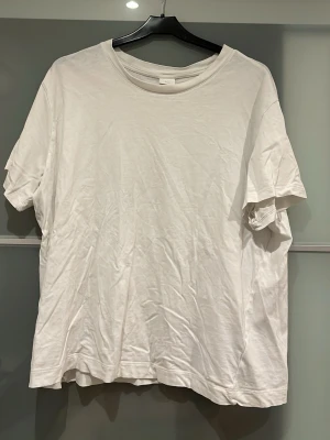 Vir t-shirt  - Väldigt skön och nice då den är stor på en om man är storlek S-M. Prisförslag accepteras✨