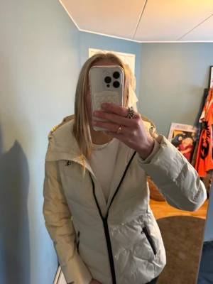 Vinterjacka från Calvin Klein  - En jätte snygg vinter jacka från Calvin Klein i storlek M och bra skicka. säljer därför att den inte kommer till användning längre 🤍