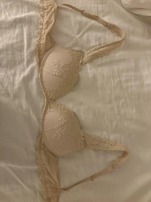 Intimissimi bh - Säljer denna jättefina och populära intimissimi bh:n. Köpt för 559kr och säljer därför för 399kr. Väldigt bra skick! Hör av vid frågor💛💛