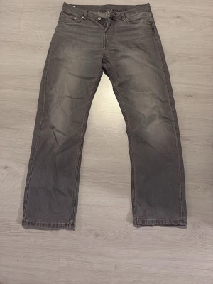 Grå Weekday  jeans - Snygga grå Weekday jeans med klassisk rak passform. Skriv för bild på!