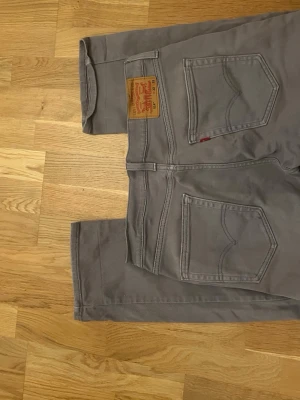 Grå Levi's 514 straight jeans - Säljer ett par grå Levi's 514 jeans med klassisk look. 