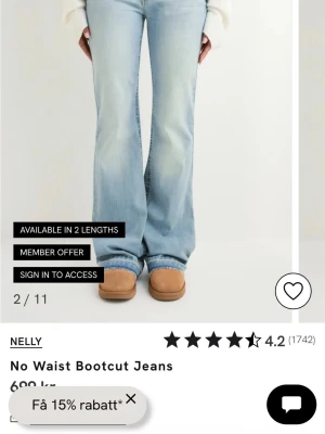 Bootcut jeans i ljusblå denim från Nelly.  - Bootcut jeans i ljusblå tvätt från nelly. avklippta längst ner i benen men passar som mig som är 163. 
